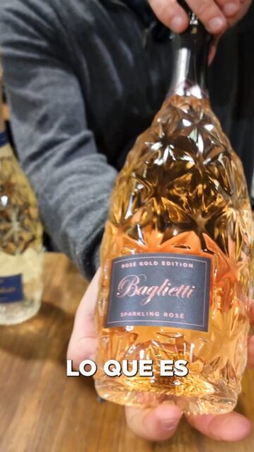 ​🥂🇮🇹 Un Toque de Glamour Italiano: La Nueva Colección Baglietti Importación exclusiva de vinecol 🇮🇹🥂

​Cada botella es una joya que encapsula la tradición italiana, el savoir-faire y la sofisticación perfecta para elevar tus momentos más especiales. 
.

​#Baglietti #Prosecco #EspumanteItaliano #LuxuryWine #NuevaColección #Italia #BrindisDeLujo #WineLover