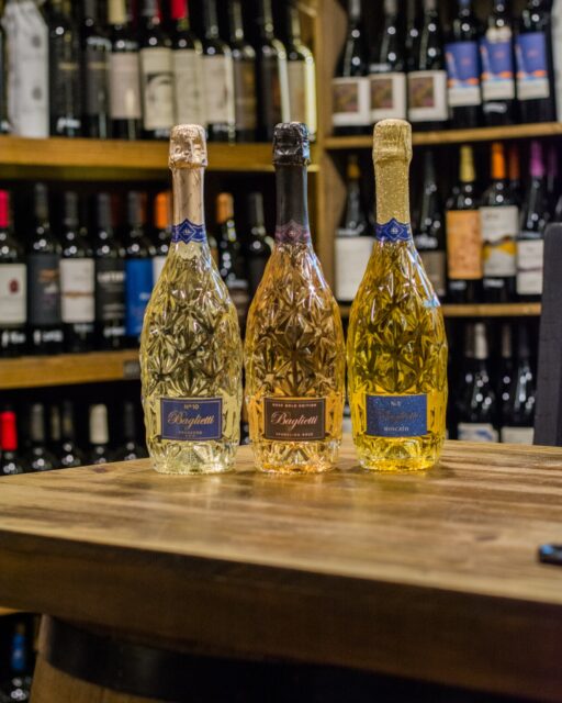 ¡Eleva tu brindis al máximo nivel estas Fiestas! ✨

La nueva Colección Baglietti (Importación exclusiva de vinecol) es la sofisticación que tu mesa necesita. 

Cada botella es una joya italiana, lista para encapsular la alegría, la tradición y el glamour perfecto de la Navidad y Año Nuevo 🎇☀

¡Celebra los momentos más especiales con el auténtico sabor de Italia!

#Baglietti #Prosecco #EspumanteItaliano #BrindisDeLujo #Fiestas2025 #Navidad #AñoNuevo #LuxuryWine