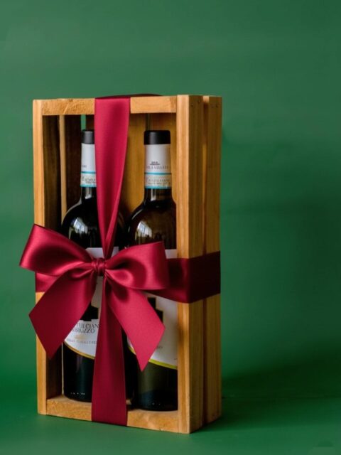 El regalo perfecto no se envuelve, se descorcha. 🍷✨

​La verdadera esencia de Italia, seleccionada por Bodega Vinecol, para que tu mesa navideña tenga el prestigio del viejo mundo.

​🌿 Nuestras Joyas de Abruzzo:

🍷 Montepulciano D'Abruzzo D.O.C.: Para quienes aman la tradición, el cuerpo y el carácter de un tinto inolvidable.

🍷 Trebbiano D'Abruzzo D.O.C.: La frescura y elegancia blanca ideal para brindar en las noches de verano.
​Hacé de tus regalos algo extraordinario. 

¡Consultanos por combos para las fiestas!

​📩 Hacenos tu consulta:
● WhatsApp: +54 9 11 3217-2616
● Administración y Ventas: Rojas 1883, Capital Federal
● Email: info@vinecol.com.ar

​#VinosItalianos #NavidadConEstilo #BodegaVinecol #DOCAbruzzo #SaborItaliano RegalosGourmet VinoDeCalidad