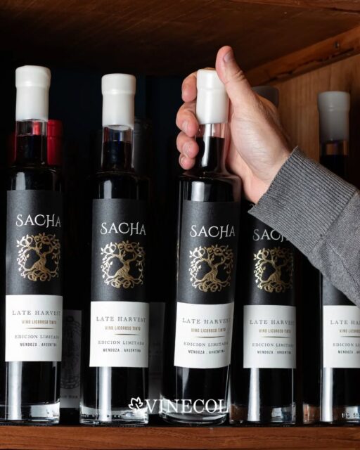 ✨ Sacha Licoroso, un vino que abraza los sentidos.
Dulce, intenso y con el equilibrio perfecto para disfrutar cada momento 🍷

Ideal para acompañar postres, una charla larga o simplemente darte un gusto 🙌🏻

¿Ya lo probaste? ✨