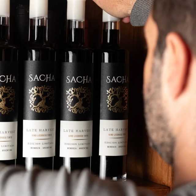 Sacha licoroso: intensidad que se disfruta 🍇
Con una expresión única, donde la dulzura y el carácter se encuentran para crear una experiencia diferente en cada copa 🍷
Para disfrutar lentamente, comprar y convertir cualquier momento en uno especial ✨
#vinecol #sacha #mendoza #vinosorganicos #vinosnaturales
