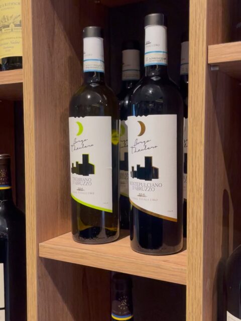 🍷 Sabores de Abruzzo en tu copa 🇮🇹
Descubrí dos clásicos italianos importados:
🍇 Montepulciano d’Abruzzo — intenso, expresivo y con carácter. Un tinto que invita a disfrutar cada sorbo
🥂 Trebbiano d’Abruzzo — fresco, ligero y aromático. La opción ideal para acompañar momentos relajados
Dos varietales, dos estilos, una misma esencia: llevar un pedacito de Italia a tu mesa 🇮🇹✨
¿Cuál elegís para hoy: tinto o blanco? 🍷🥂
#importacion #italia #abruzzo #vinosorgánicos #vinosnaturales