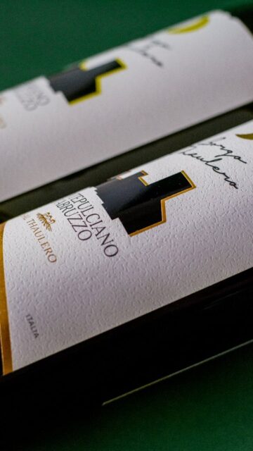 La Esencia de Abruzzo, Italia, directo a tus manos. 🍷
🌿Bodega Vinecol te acerca la verdadera Esencia de Abruzzo con una cuidada selección de Vinos Italianos D.O.C., como el Montepulciano D'Abruzzo (tinta) y el Trebbiano D'Abruzzo (blanca).
Hacenos tu consulta 👇
WhatsApp: +54 9 11 3217-2616
#VinosItalianos #ImportacionDirecta #BodegaVinecol #DOCAbruzzo
#SaborItaliano #Montepulciano #Trebbiano