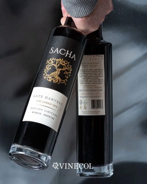 Un vino que se siente desde el primer momento 🍷
Intenso, elegante y con carácter propio

Una edición limitada desde Mendoza, pensado para quienes buscan algo distinto, algo memorable 🍇

Perfecto para cerrar una noche… o para empezar una especial ✨